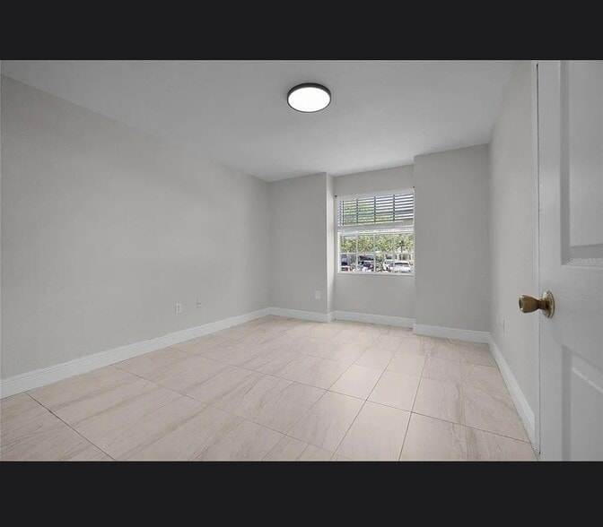 Building Photo - 13929 Fairway Island Dr