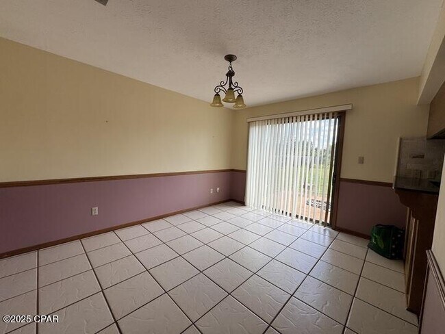 Building Photo - 833 W Pierson Dr