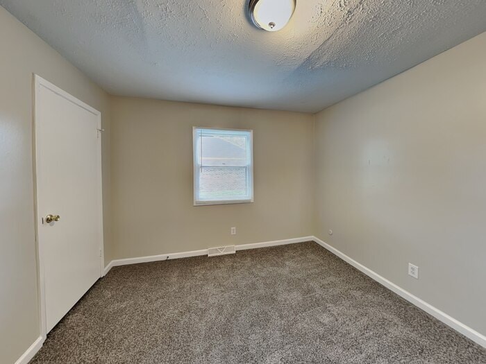 Building Photo - 323 Hillendale Dr