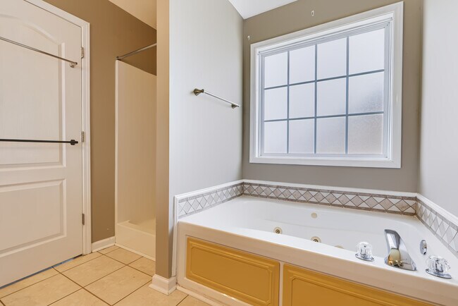 Building Photo - Flagstone Drive