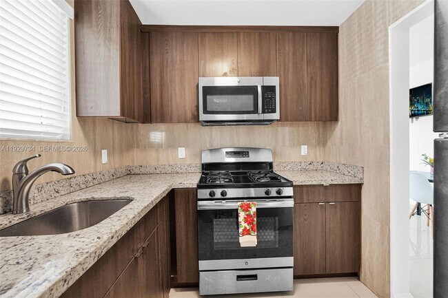 Building Photo - 1025 94th St