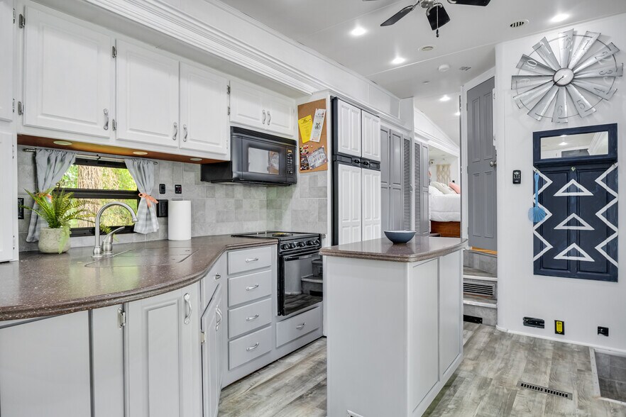 Building Photo - 6759 Angels Ln