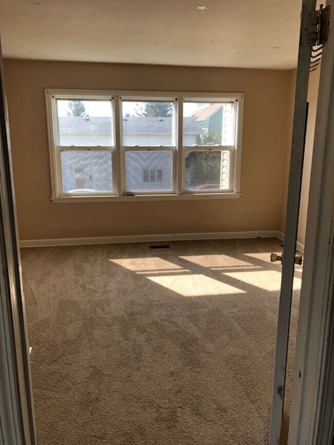 Building Photo - 731 E 7th St