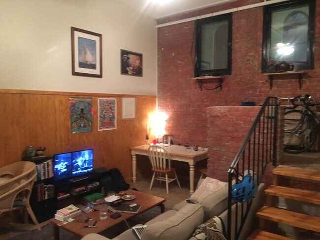 Building Photo - 400 E Clayton St