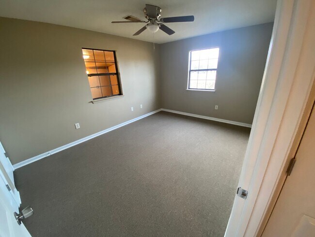 Building Photo - 205 Main