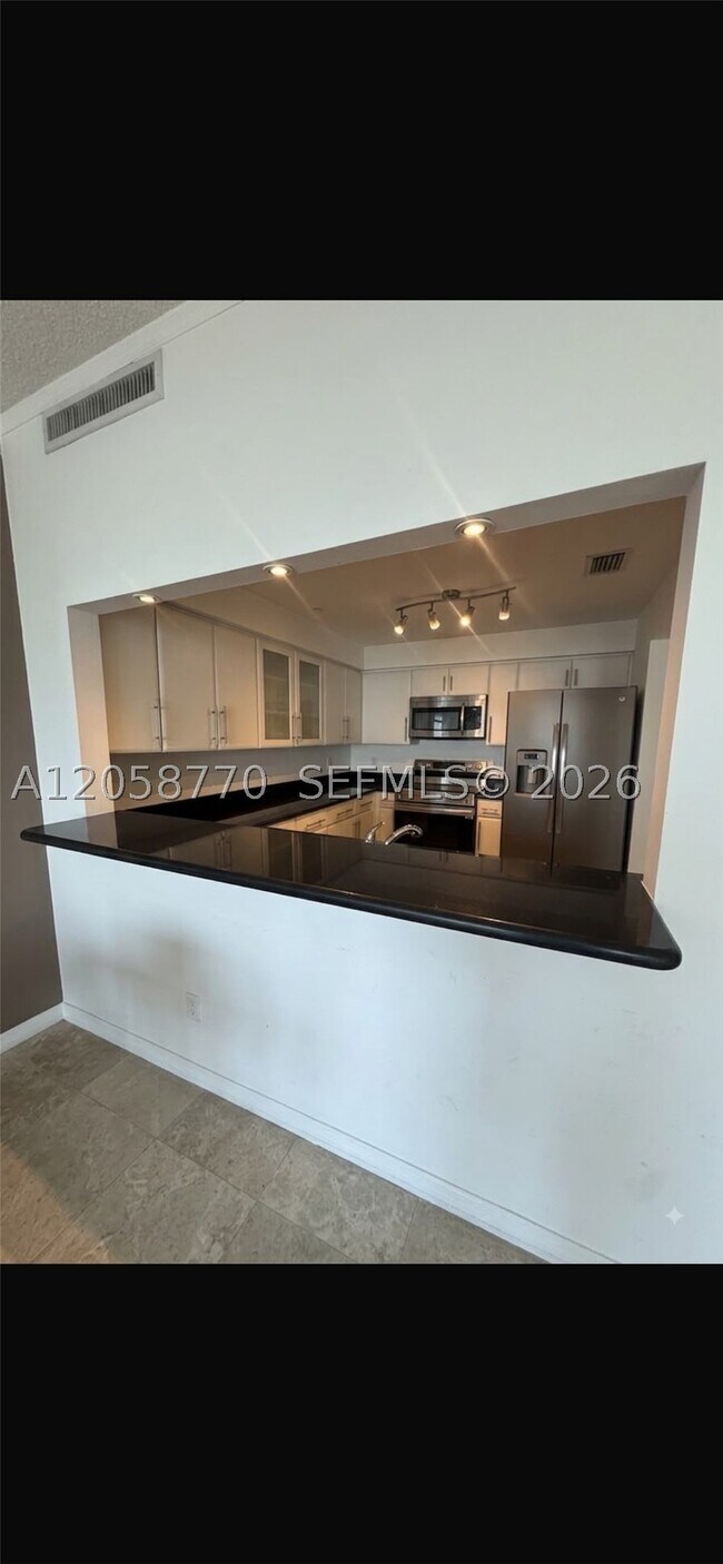 Building Photo - 2475 Brickell Ave