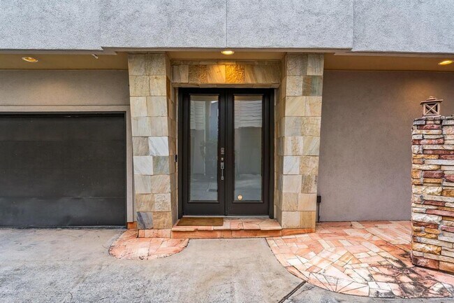 Building Photo - 902 Reinerman St