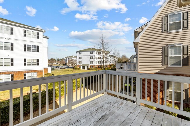 Building Photo - Spacious 3-Story End-Unit Townhouse Condo