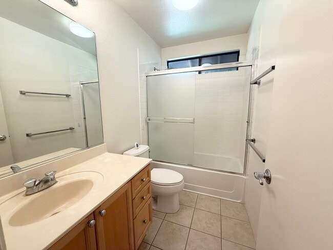 Building Photo - MOVE IN READY! One- Story, Single Family Home in Royal Kunia