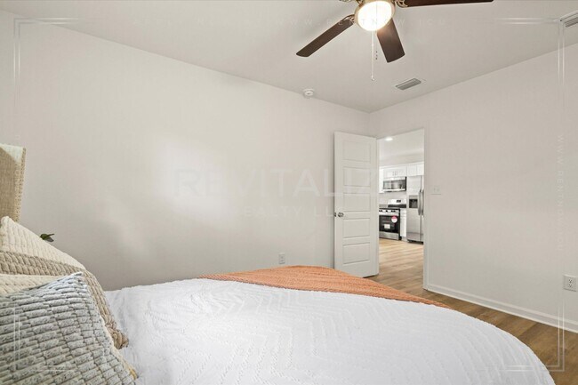 Building Photo - **OPEN HOUSE 08/17 1-3PM** 4 Bed/2 Bath Ho...