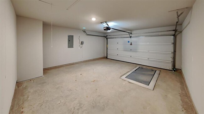 Building Photo - 2740 Dennis Dr