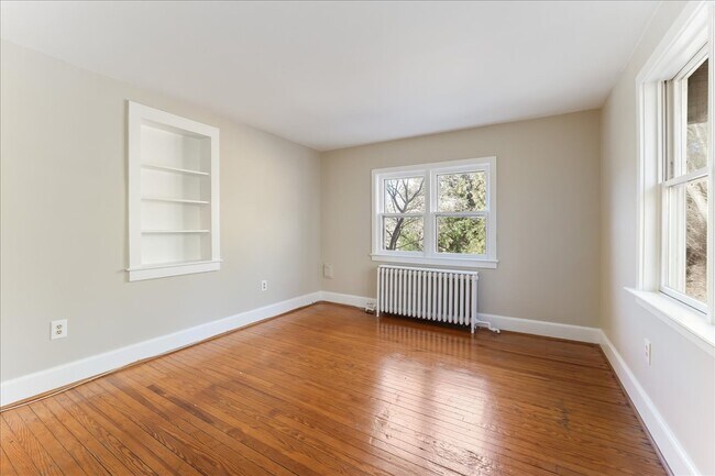 Building Photo - 825 Creek Rd