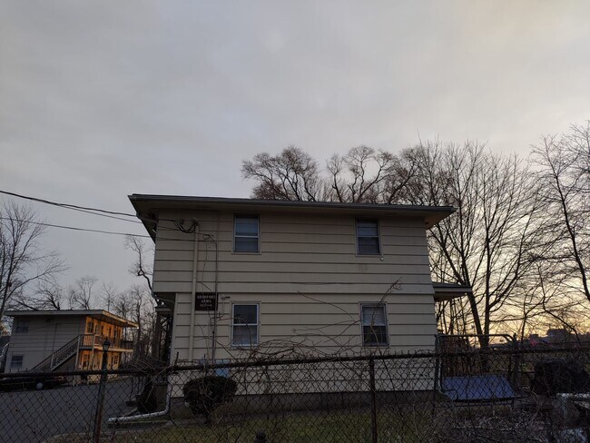 Building Photo - 142 Bradford Ave