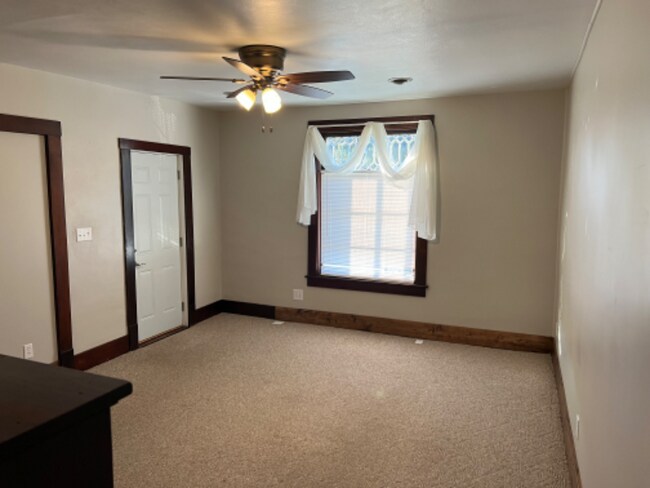 Building Photo - 208 E Front St