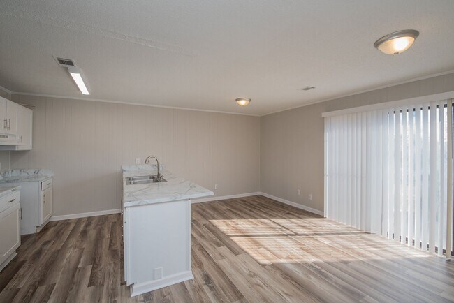 Building Photo - Updated 2 Bed/1 Bath Duplex Available for Rent Now!