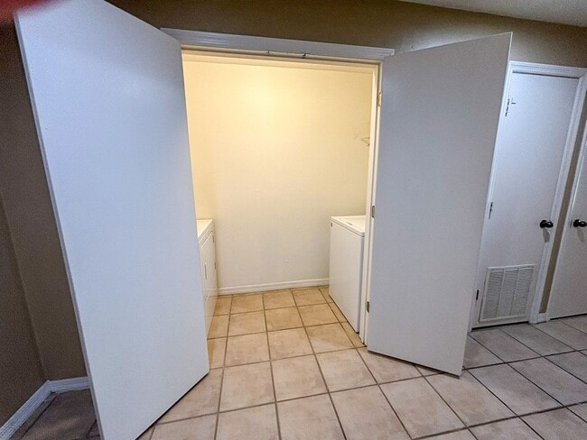 Building Photo - The Gables #29 - Pet Friendly!