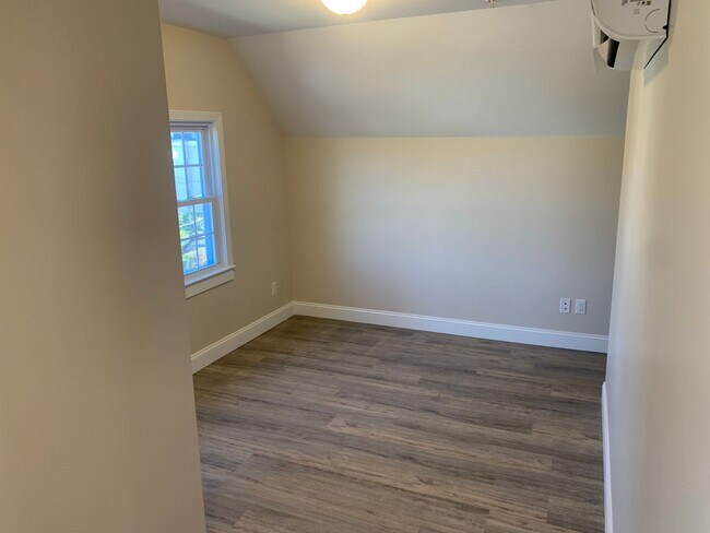 Building Photo - 129 Kenoza Ave