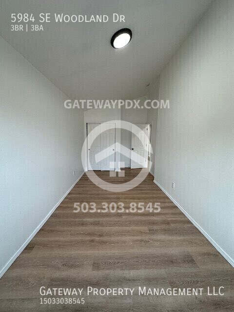 Building Photo - 5984 SE Woodland Dr