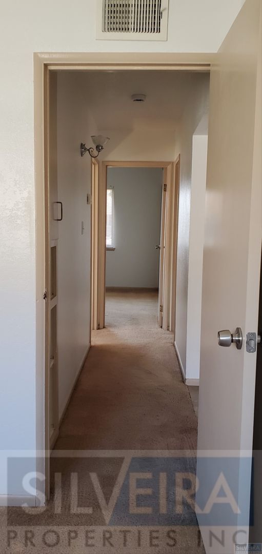 Building Photo - A Comfortable Home awaits the right Tenant!