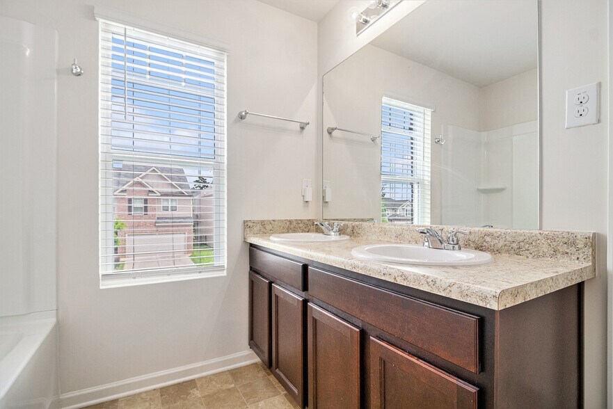 Building Photo - 3135 Hendrick Dr