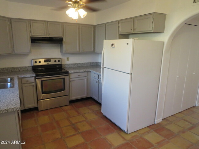Building Photo - 921 W University Dr