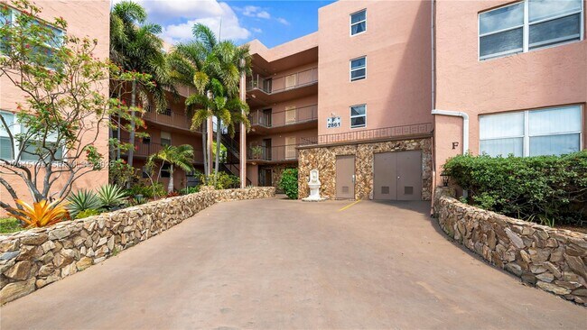 Building Photo - 2861 Somerset Dr
