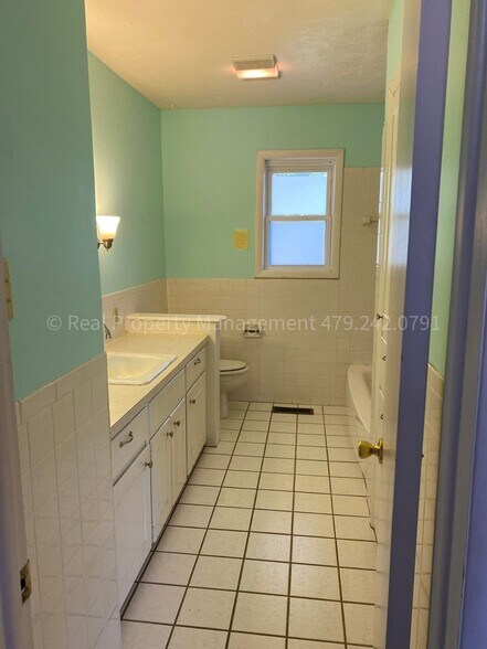 Building Photo - 1901 S 72nd St