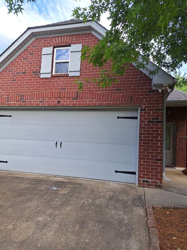 Building Photo - 265 Oxmoor Pl
