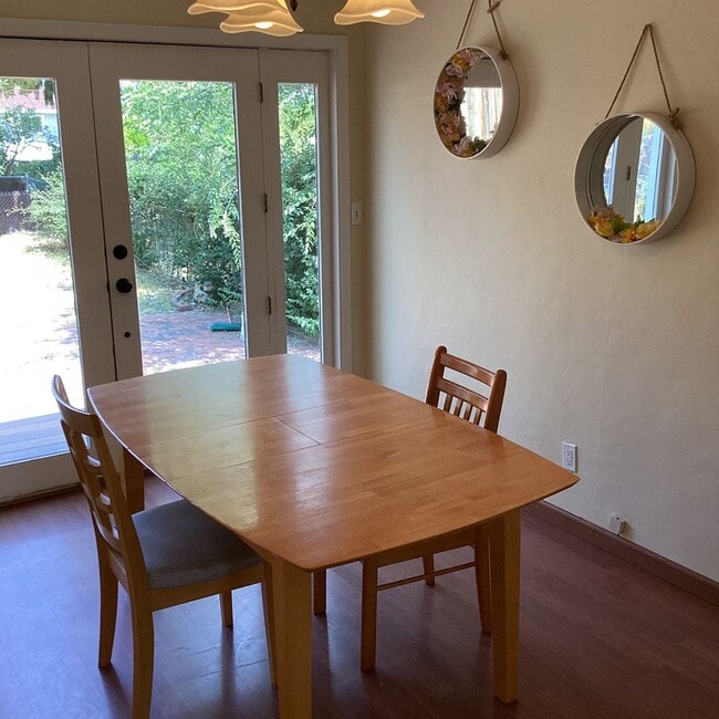 Building Photo - Partially furnished 4 bed 2 bath home