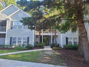 Building Photo - Spacious low maintenance living in a conve...