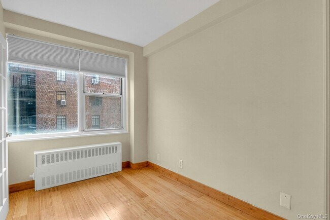 Building Photo - 10 Lake St