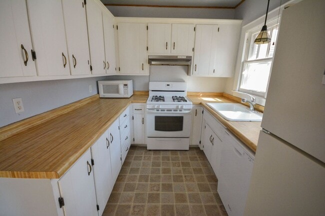 Building Photo - Gorgeous home located just 1 block from St...