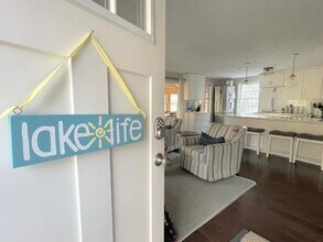 Building Photo - **WINTER RENTAL** Ready For Move In!