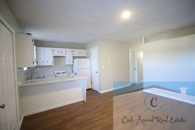 Building Photo - Utilities included plus cable and internet!! Newly renovated 1 bed/1 bath apt - HUD accepted!!