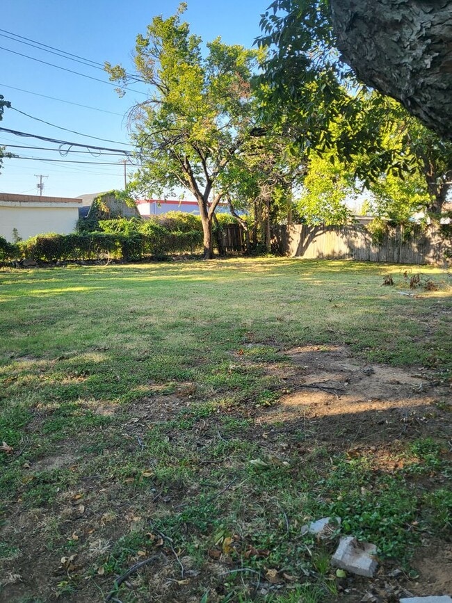 Building Photo - 808 Austin St