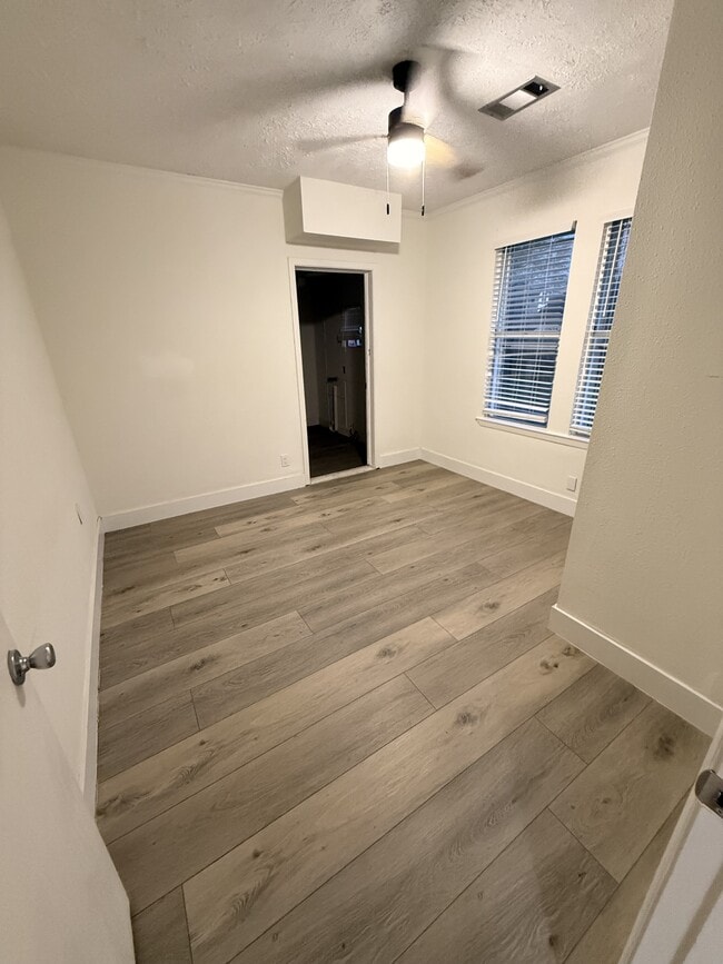 Building Photo - 913 Block St