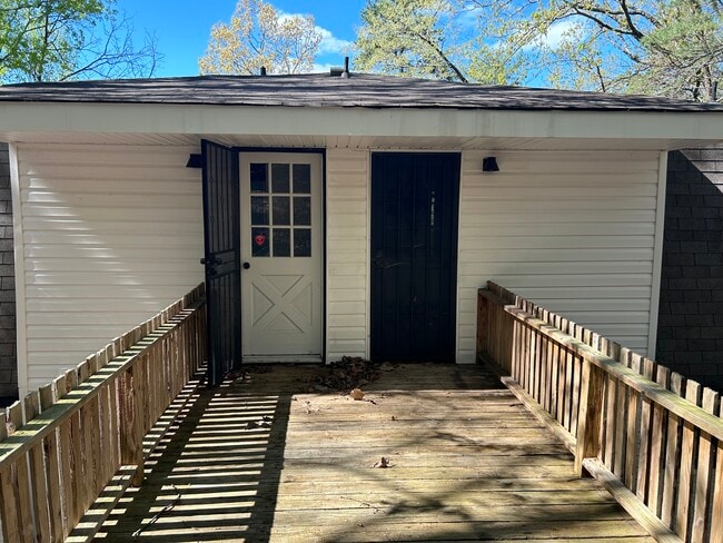 Primary Photo - 709 Summit Ave