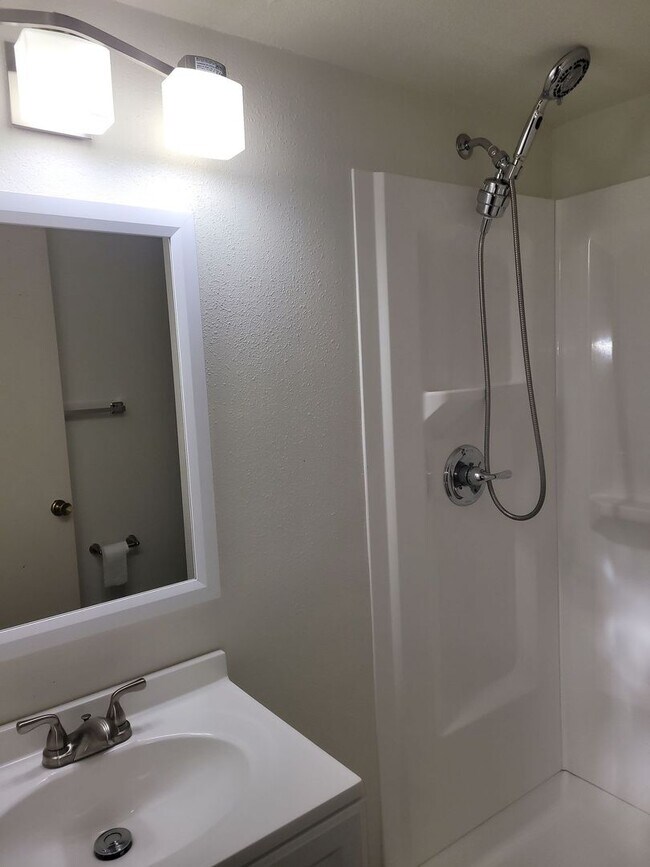 Building Photo - Large 4 Bedroom Orchards Home with private...