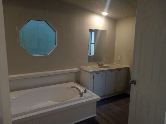 Building Photo - Be part of this cozy community at Roy Harris Loop