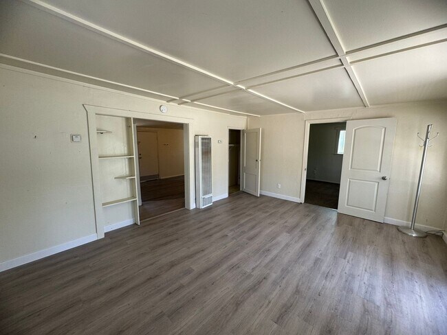 Building Photo - 2 Bedroom Home With A Spacious Yard