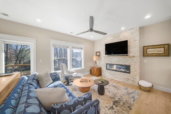 Building Photo - Fully Furnished | Asheville Area | 3–12 Month Leases Available