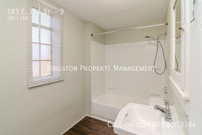 Building Photo - Adorable 1 bedroom Now Available !!! 1/2 o...