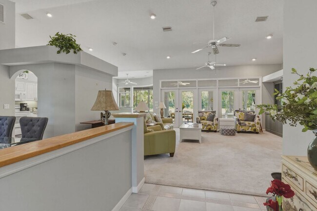 Building Photo - Must See Immaculate 3/2 Rainbow Springs with Lanai