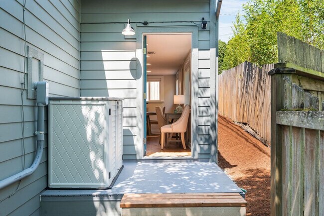 Building Photo - 6404 47th Ave SW