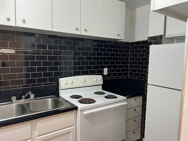 Building Photo - Affordable Private Girl room Downtown - Top Floor and Furnished