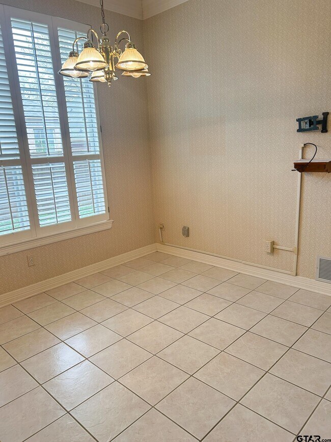 Building Photo - 704 Shiloh Ridge St