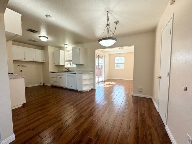 Building Photo - AVAILABLE NOW!! 3 Bed / 2 Bath Home in Des...