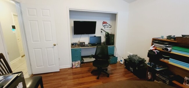 Building Photo - MODERN 3/2 w/ Garage, Fenced Yard, Washer/...