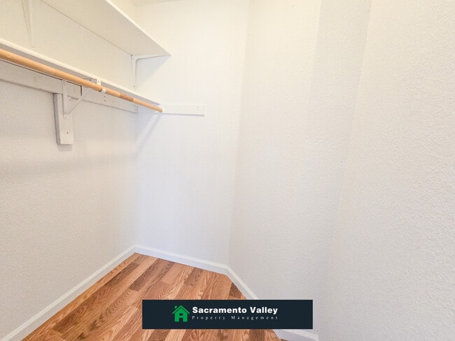 Building Photo - 8282 Meadowhaven Dr