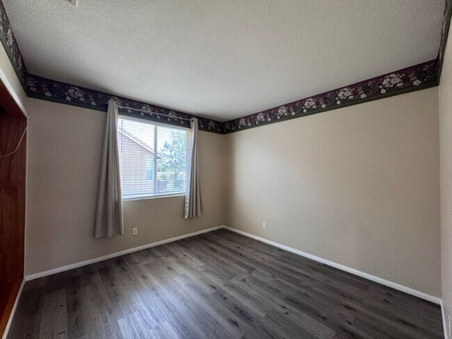 Building Photo - Murrieta Home with 6 Bedrooms plus a Bonus...